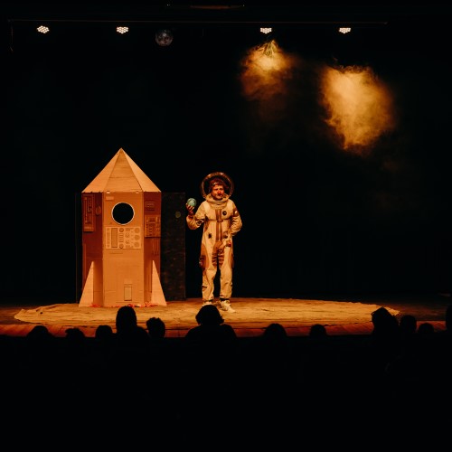 Diversão em Cena apresenta o espetáculo infantil “Fora de Órbita” em Resende e Barra Mansa